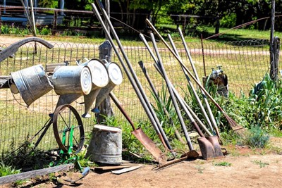 Was sind die Grundelemente der Landschaftsgestaltung und welche Gartengeräte ...